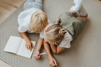 dos niños estudiando