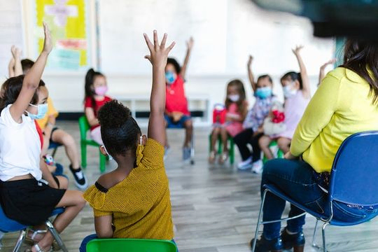 niños en un aula estudiando