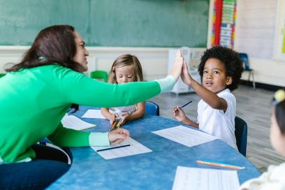 profesora con niños en clase