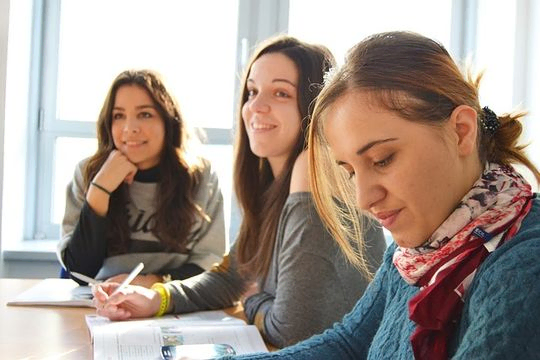 chicas en clase de frances