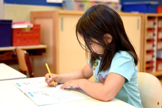 niña escribiendo